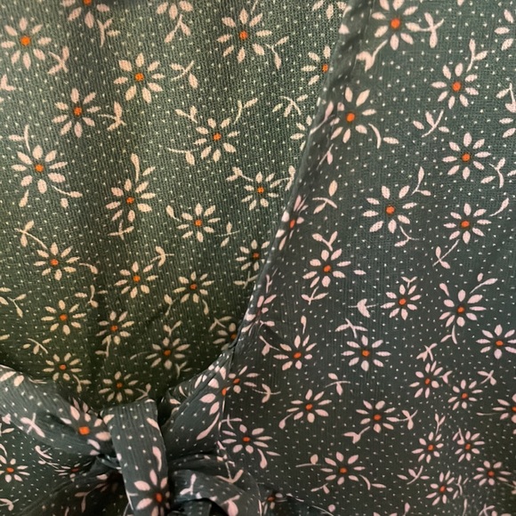 SHEIN Green Daisy Print tie front top - Picture 5 of 5